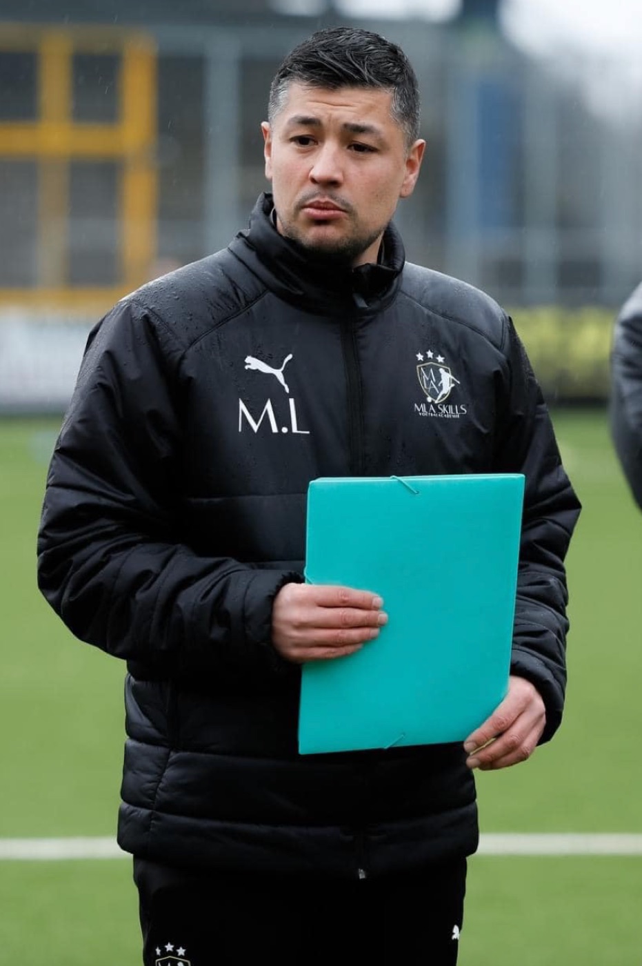 Manu Larose langs het veld in MLA Skills-uitrusting